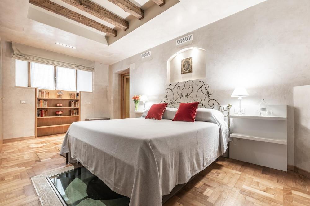 Ca dei Diamanti Grand Canal