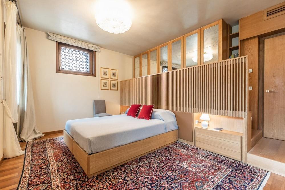 Ca dei Diamanti Grand Canal