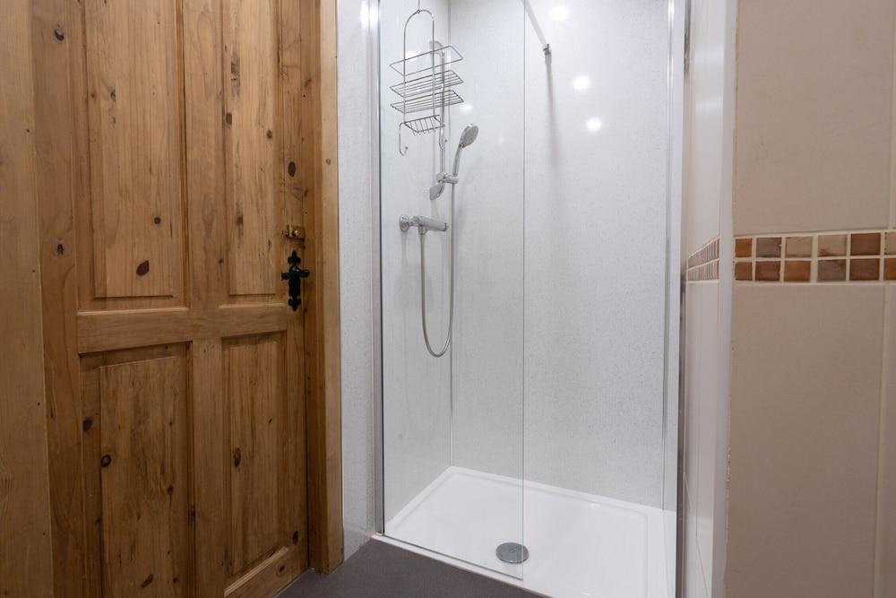 The Holmes Barn - Sleeps 16 - Pet Friendly