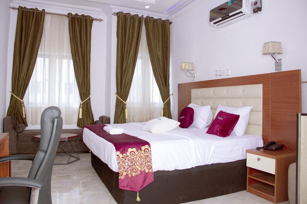 Time Oak Hotel and Suites Royale