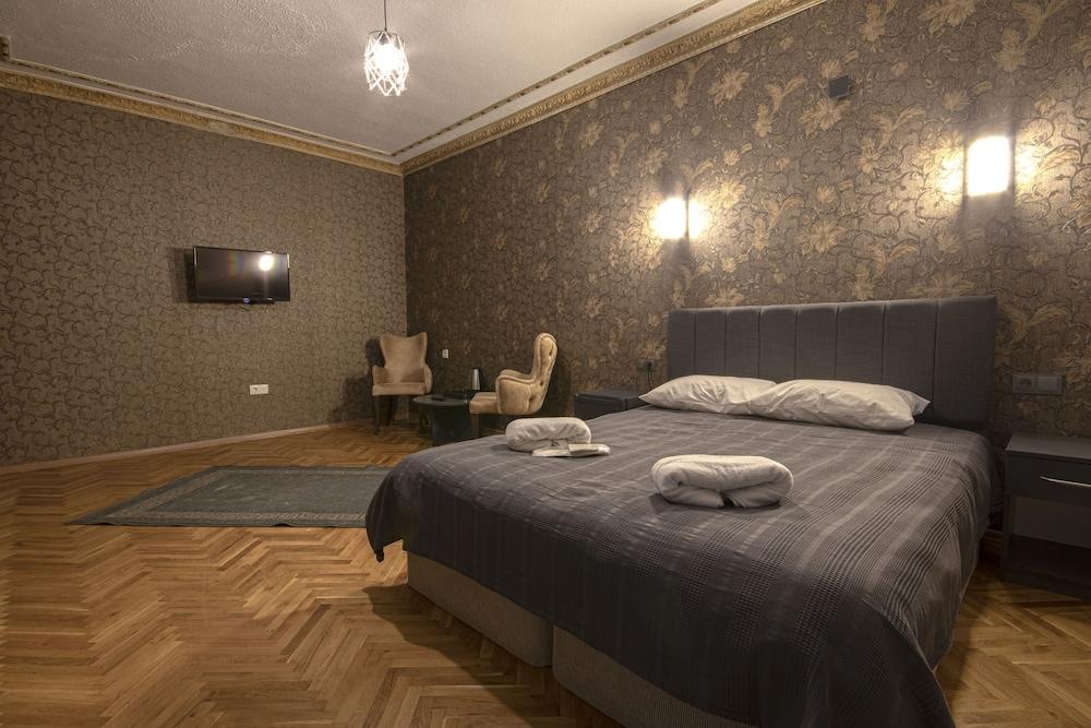 Ares Business Suit Hotel