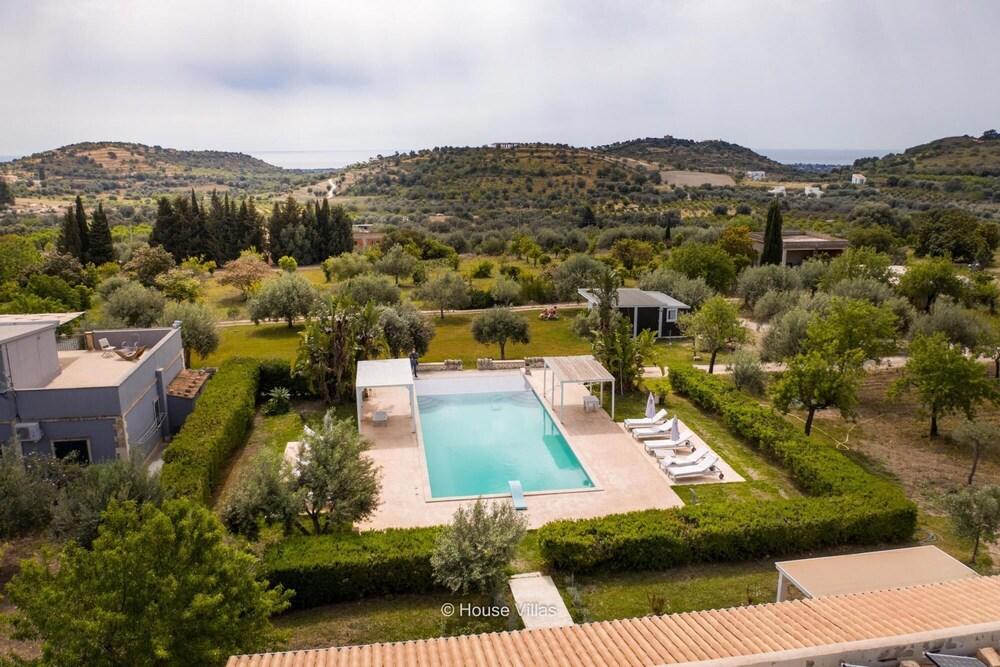 Contrabass Room in Avola