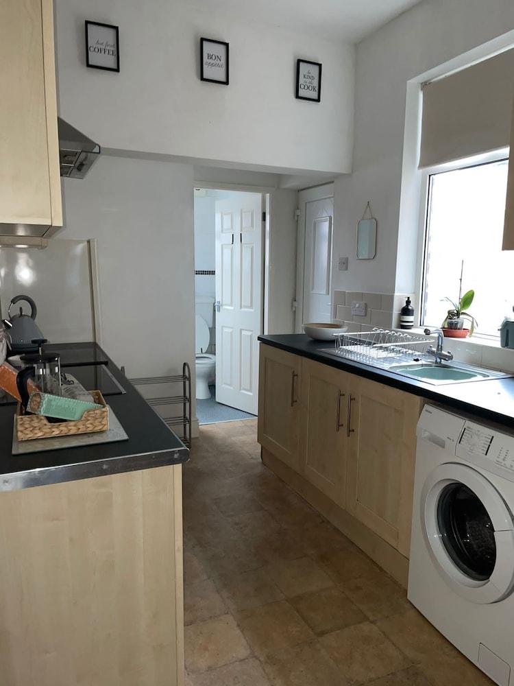 Selston House, Beautiful Cottage Home for 5 Guests, Cul-de-sac on Private Road