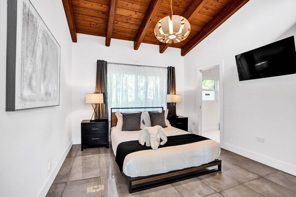 Gorgeous 5BR Home with Heated Pool