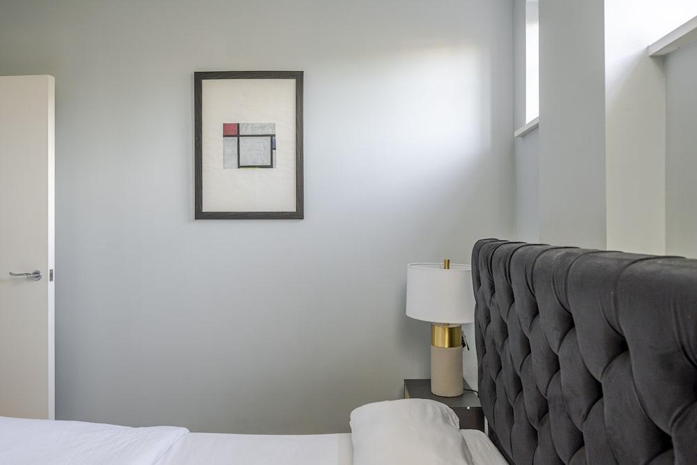 Luxurious Private One Bedroom Apartment