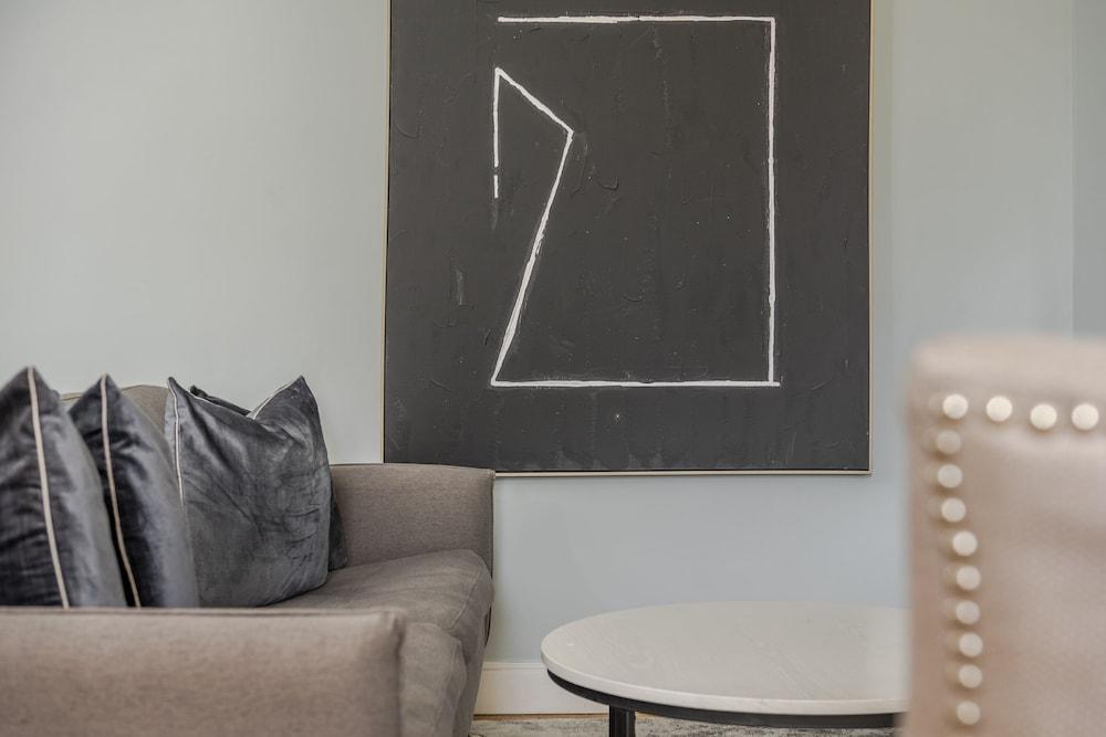 Luxurious Private One Bedroom Apartment