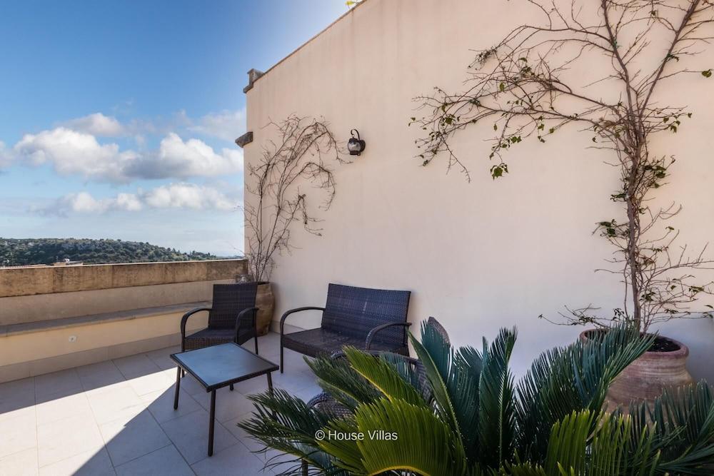 L Escalier Suite in Noto