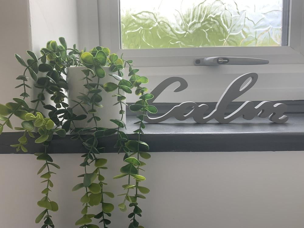 Crowthorne House, Beautiful Home for 8 Guests, Cul-de-sac With Private Driveway