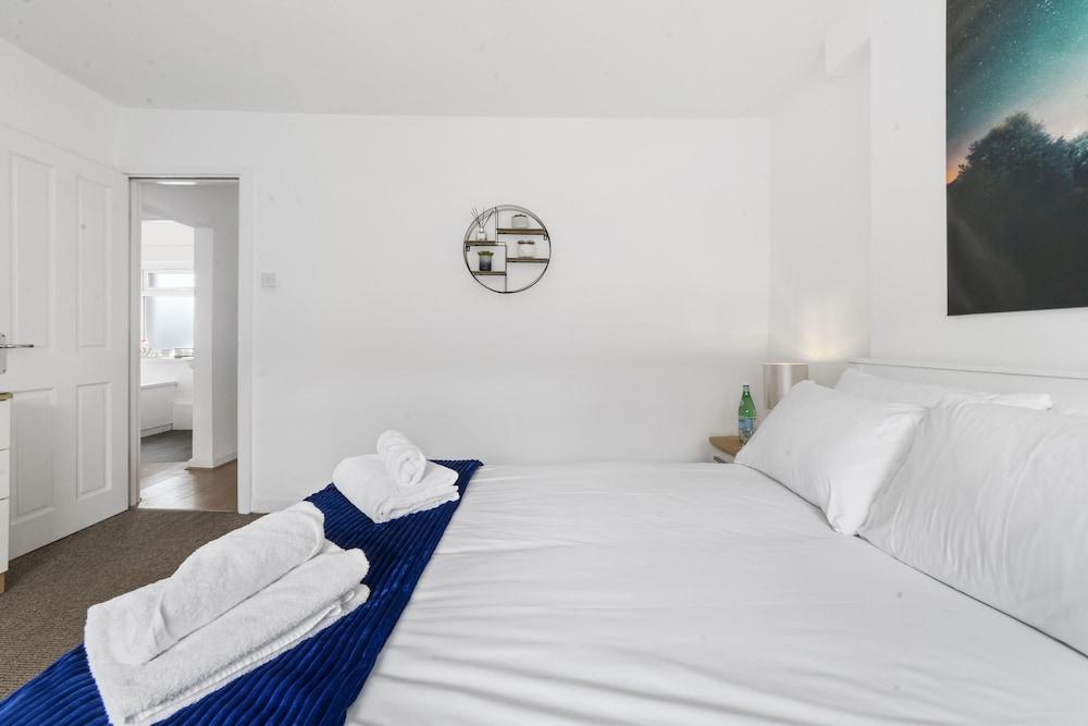 Village Cwtch Whitchurch Apartment