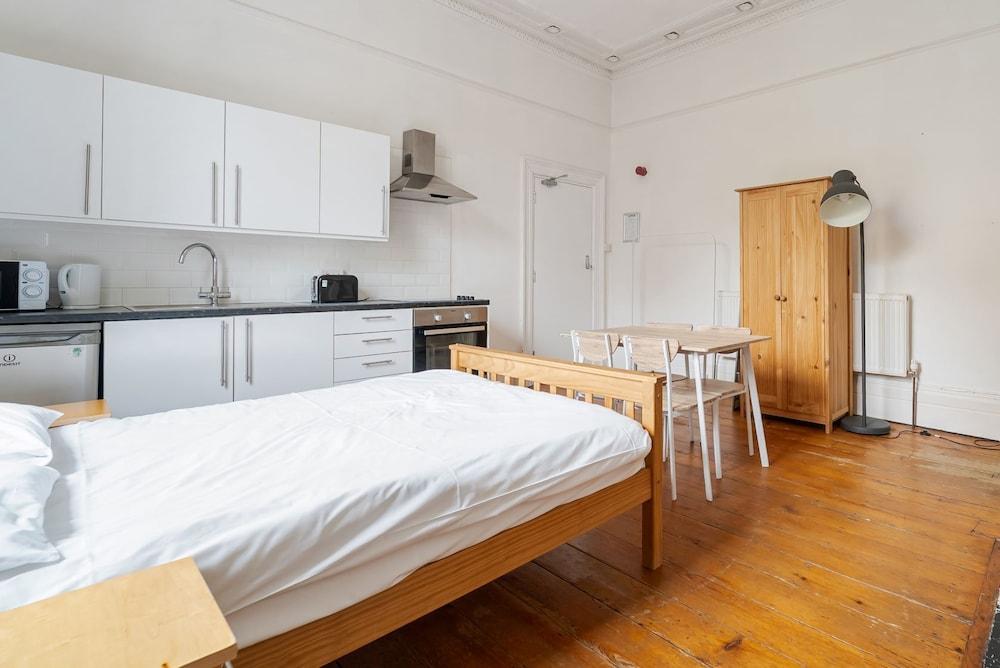 Westbourne Place Townhouse - by Clifton Short Lets