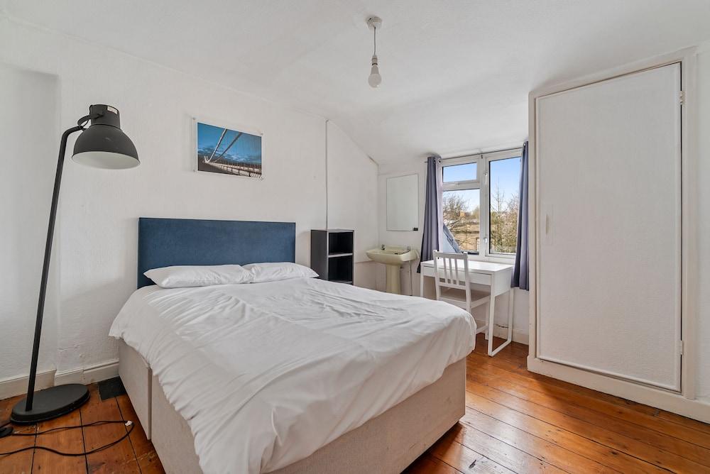 Westbourne Place Rooms - by Clifton Short Lets"