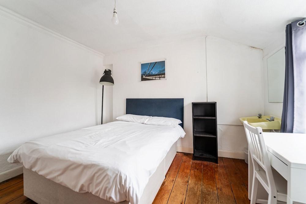 Westbourne Place Rooms - by Clifton Short Lets"