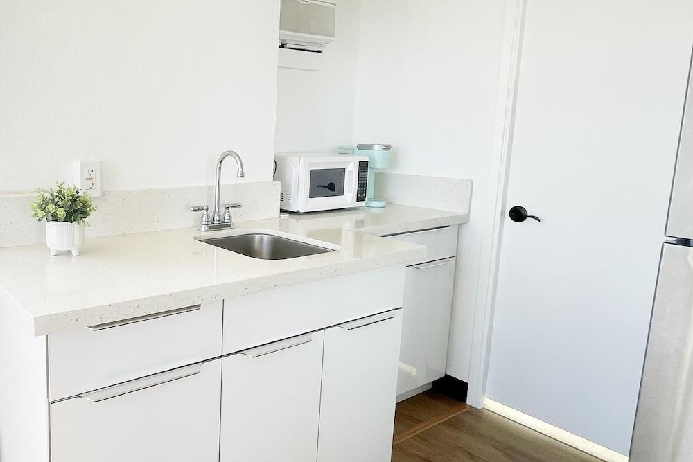 Hawaiian Monarch 1406 Condo by Redawning