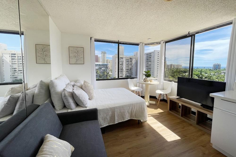 Hawaiian Monarch 1406 Condo by Redawning