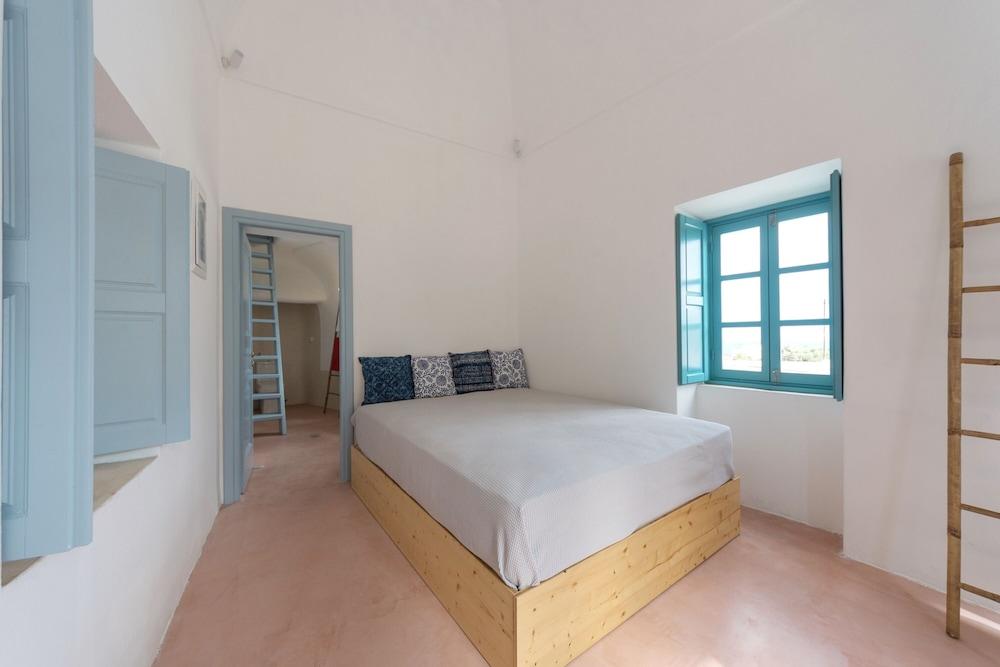 Santorinio Yellow House