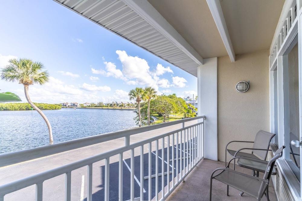 215 Little Harbor Inn