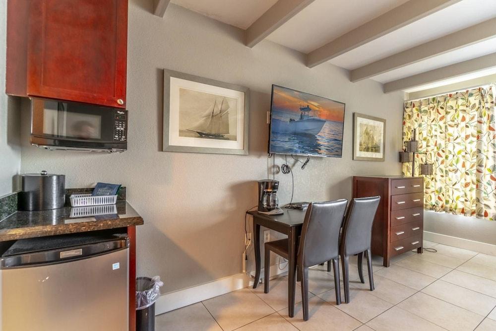 215 Little Harbor Inn