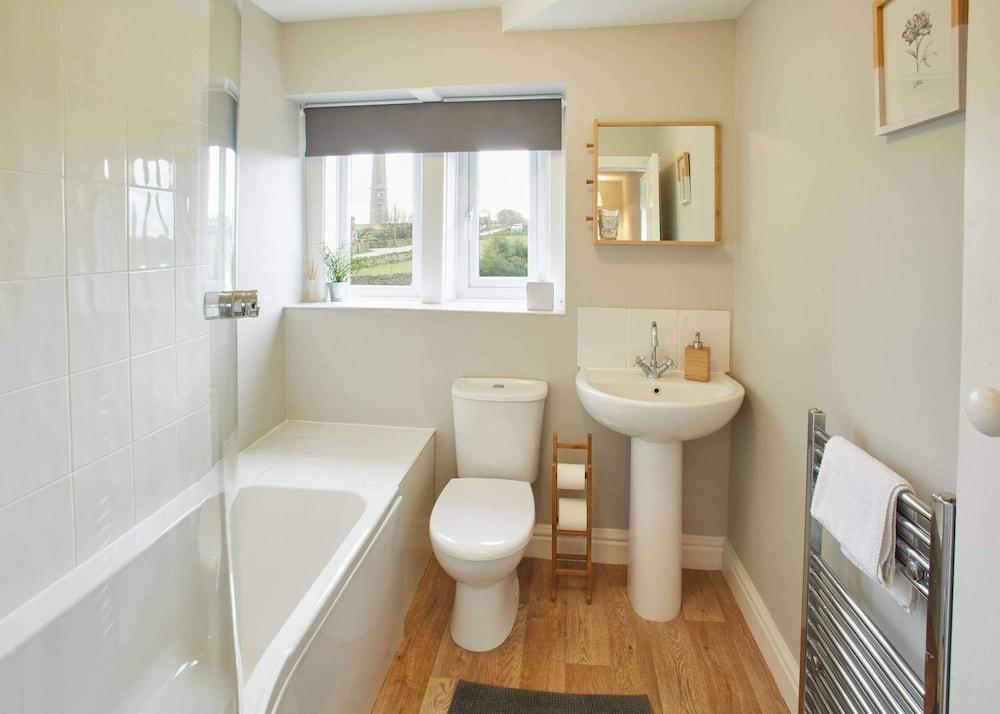 Cosy Cottage in Emley