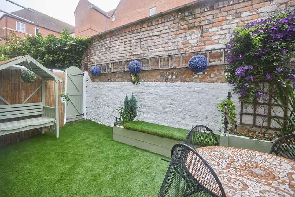 Central Retreat in Scarborough