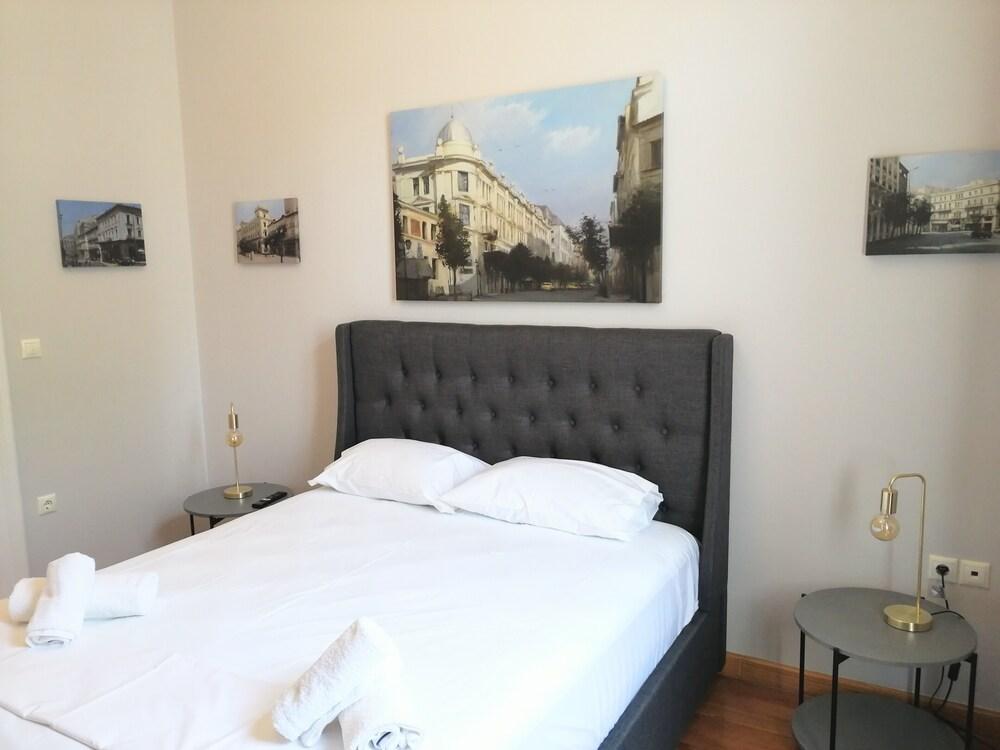 Elegant apartment under the Acropolis