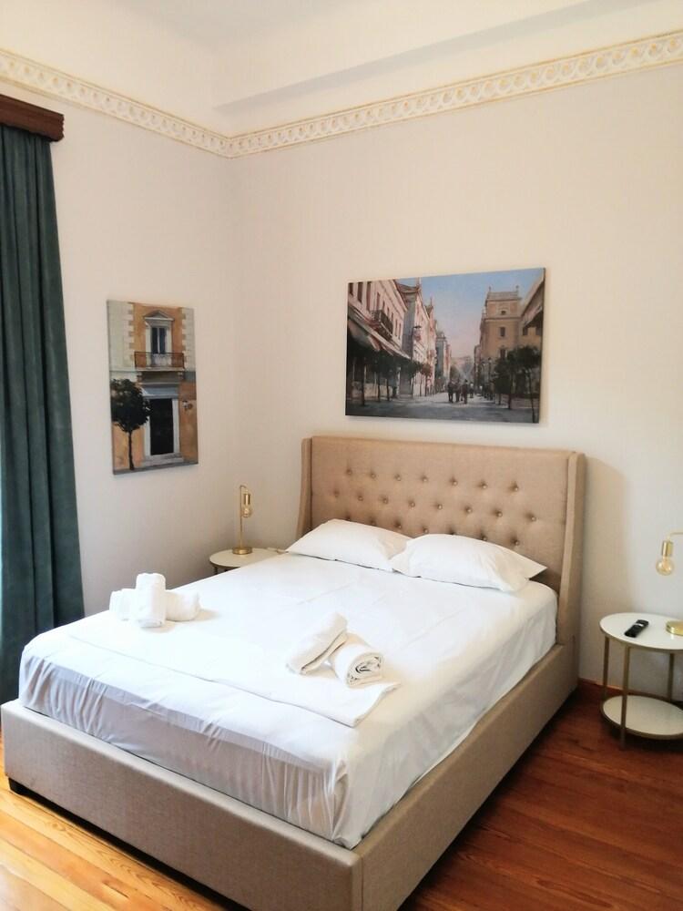 Elegant apartment under the Acropolis