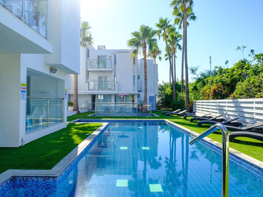 Sanders Rio Gardens - Treasured Studio With Shared Pool and Balcony