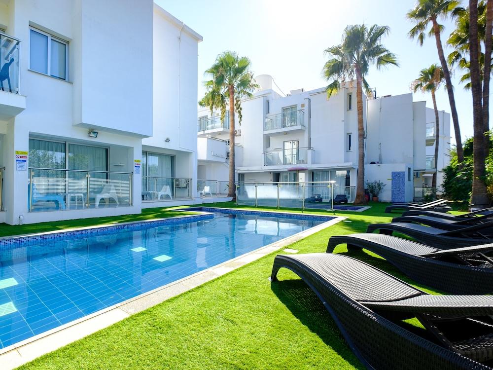 Sanders Rio Gardens - Endearing Studio With Shared Pool and Balcony