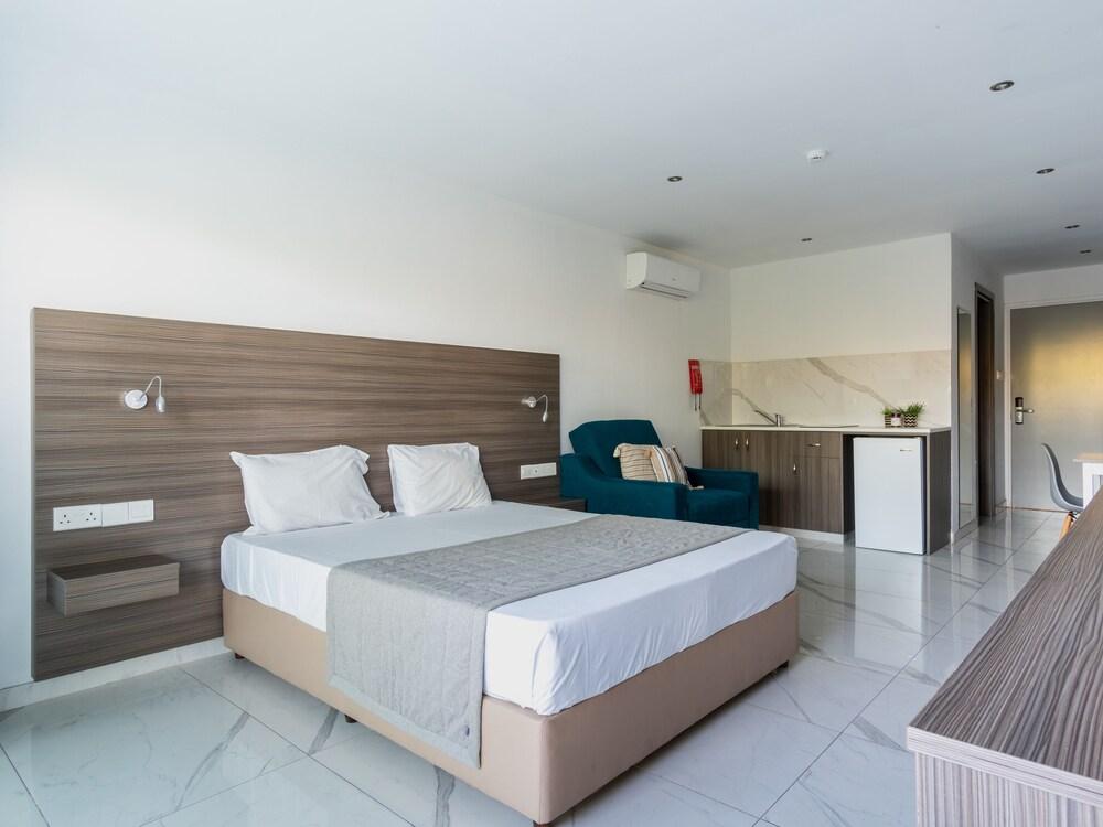 Sanders Rio Gardens - Ideally Planned Studio With Shared Pool and Balcony