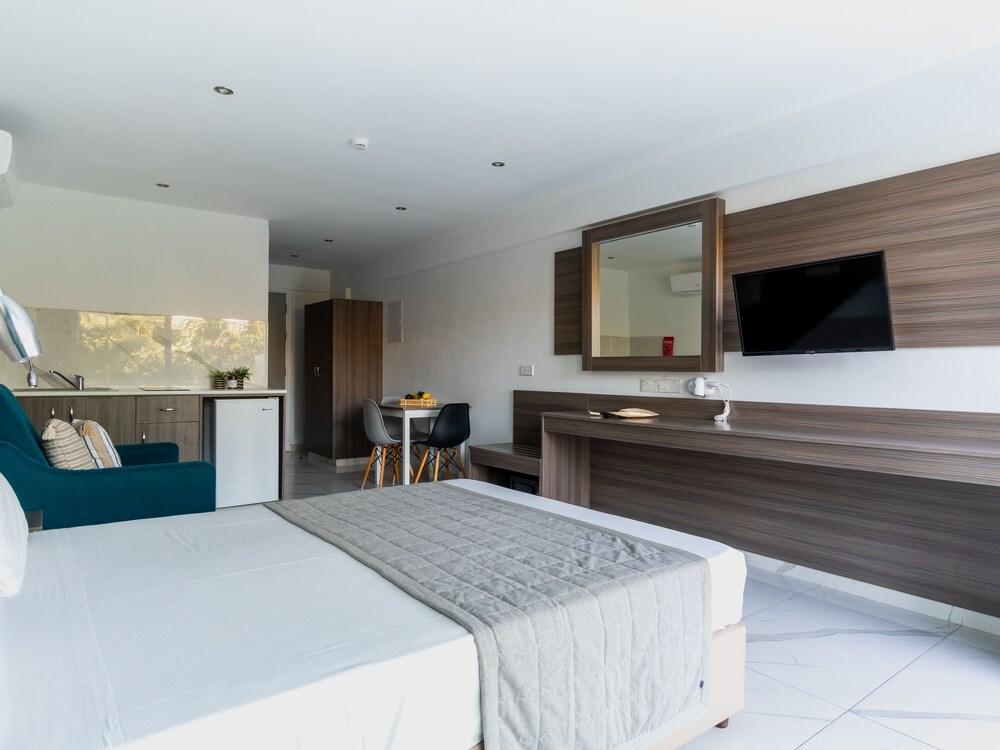 Sanders Rio Gardens - Cute Studio With Shared Pool and Balcony