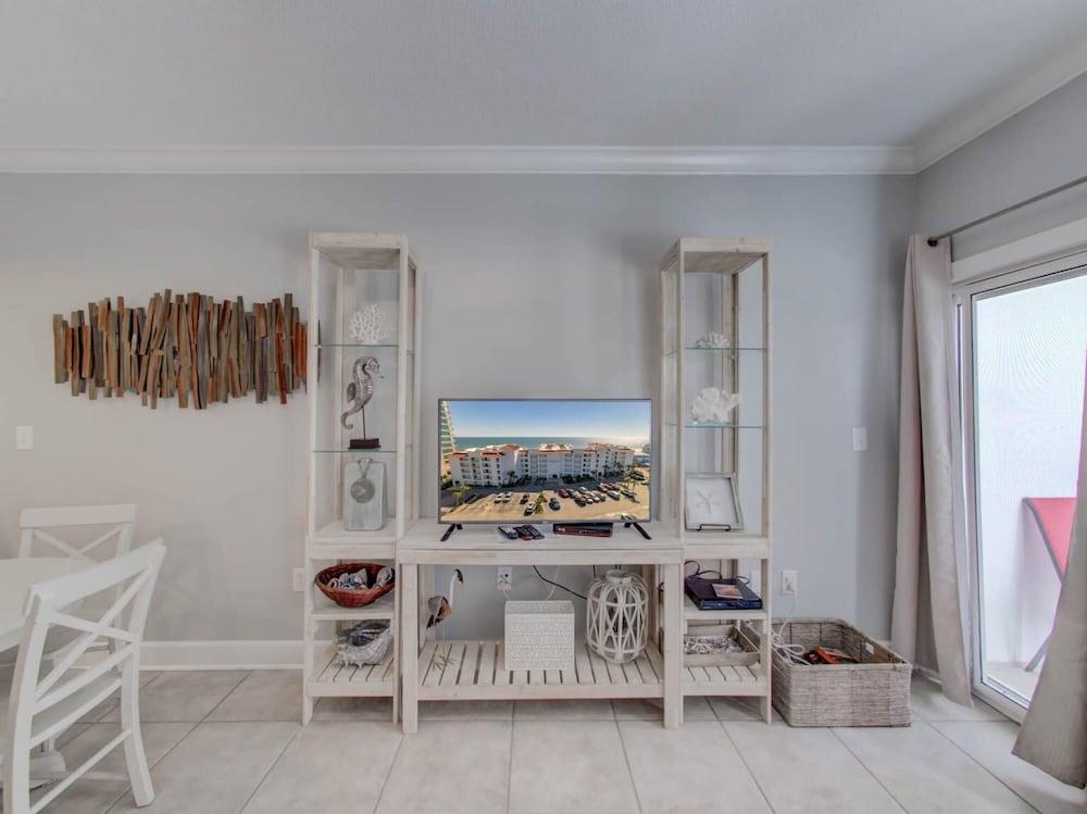 Ground Floor Condo With a Nice Pool Complex