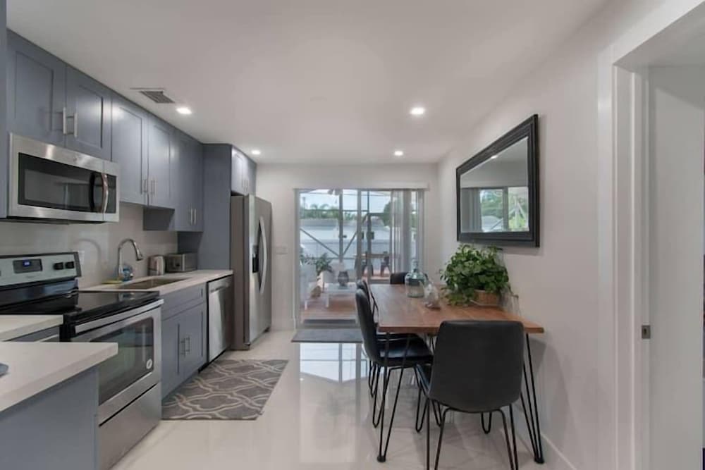 Renovated2 Br with Private Hot tub