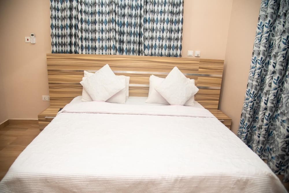 Captivating 1-bed Apartment in Tema, com 25