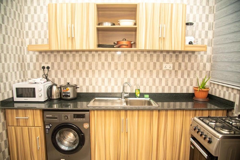 Captivating 1-bed Apartment in Tema, com 25