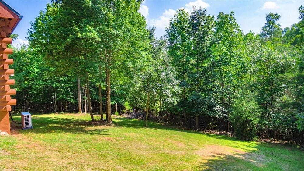 Hidden Haven-peaceful Inviting pet Friendly Cabin