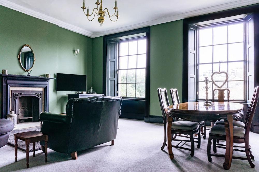 Grade A Listed 2 Bedroom In Edinburgh