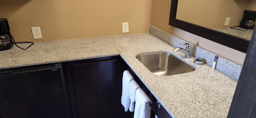 All Seasons Inn & Suites