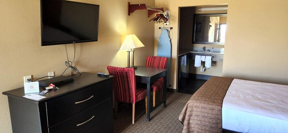 All Seasons Inn & Suites