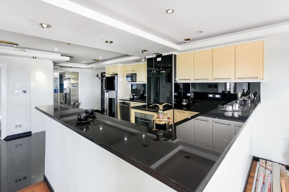 20th Floor 2-bed Condo With Stunning Views