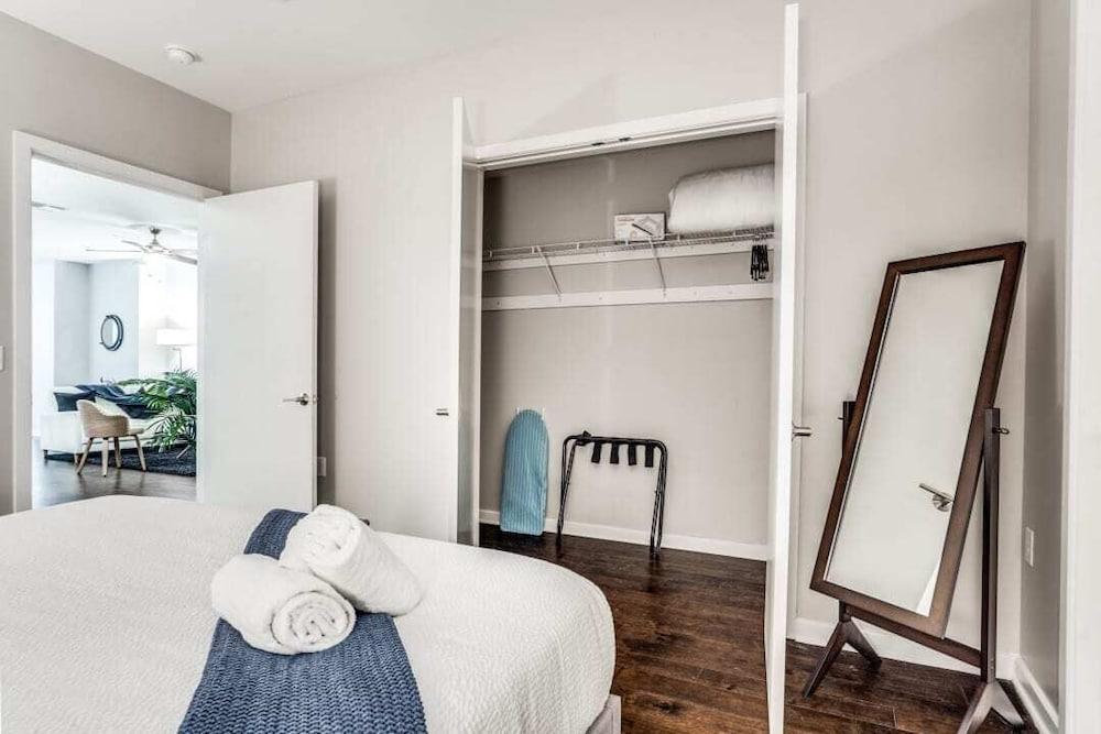 Stunning 2BR 2BA w/SKY POOL lounge CozySuites