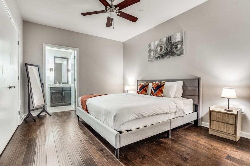 Stunning 2BR 2BA w/SKY POOL lounge CozySuites