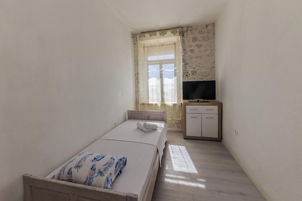 A1 - Spacious apt on the Seafront With Terrace