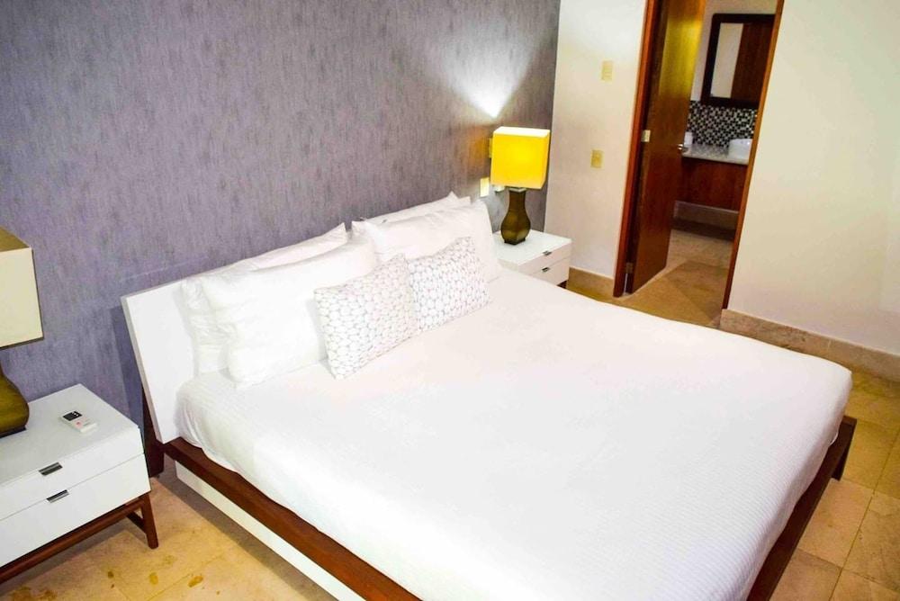 LUXURY CONDO STEPS FROM 5th AV & BEACH