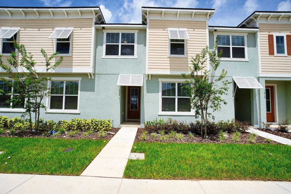 1804 Tropical Palms Circle