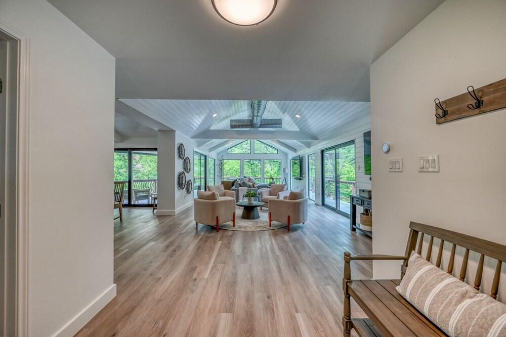 New! Luxury Riverfront Villa W/firepit & Gameroom!