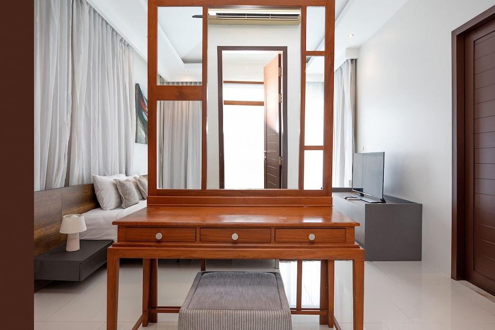 Miami-Style 2BR Pool Villa Janine Kamala