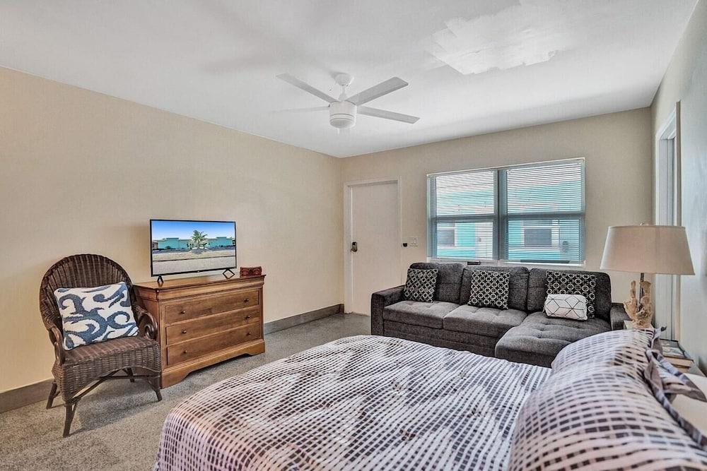 Modern Ocean-side Studio, 1br/1bath, Hollywood, Free Parking + Bbq!