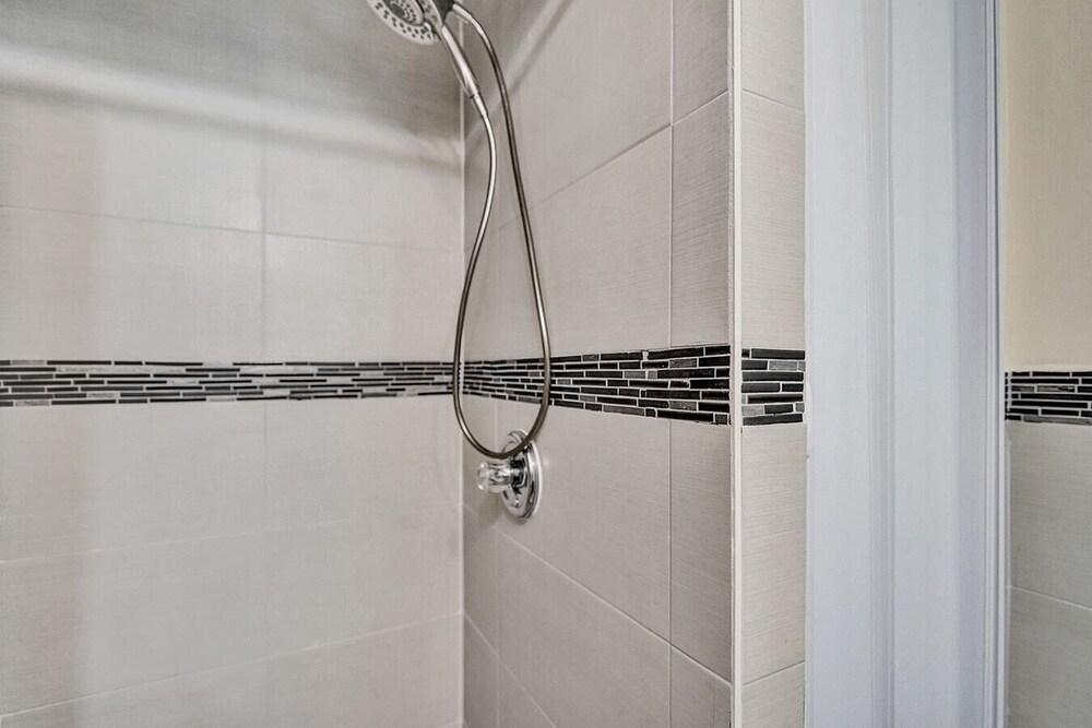 Modern Ocean-side Studio, 1br/1bath, Hollywood, Free Parking + Bbq!