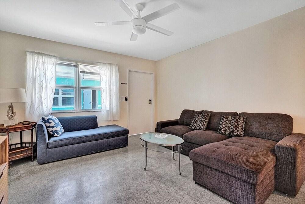 Modern Ocean-side Studio, 1br/1bath, Hollywood, Free Parking + Bbq!