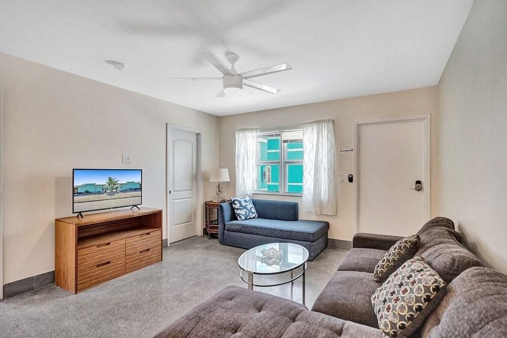 Modern Ocean-side Studio, 1br/1bath, Hollywood, Free Parking + Bbq!