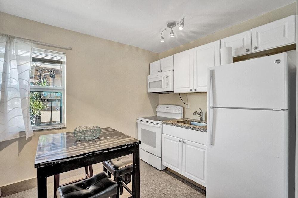 Modern Ocean-side Studio, 1br/1bath, Hollywood, Free Parking + Bbq!